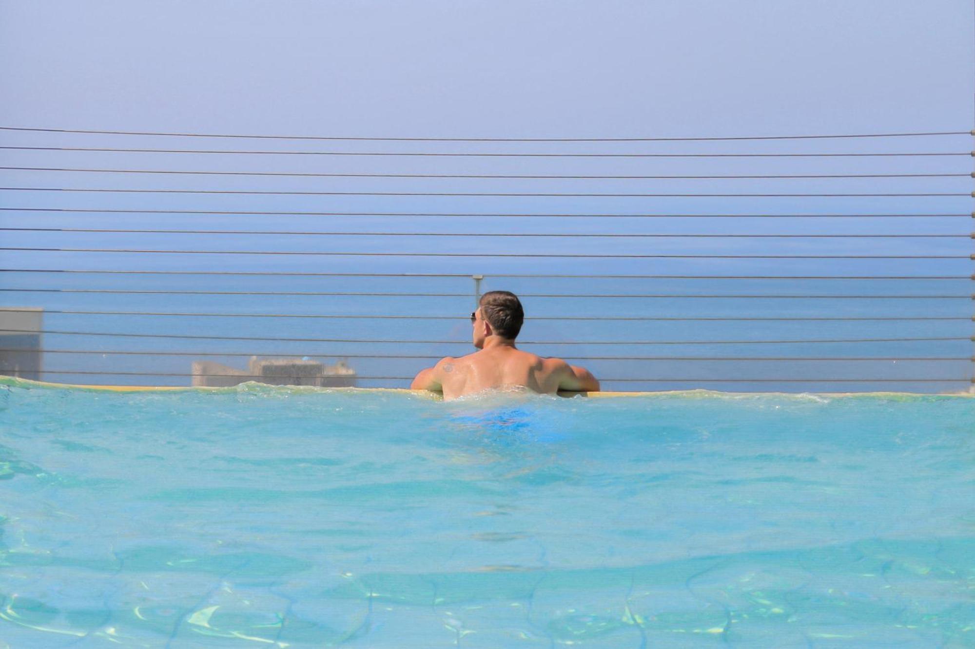 Gefinor Rotana - Beirut Hotel Eksteriør billede Swimming pool at the Dead Sea