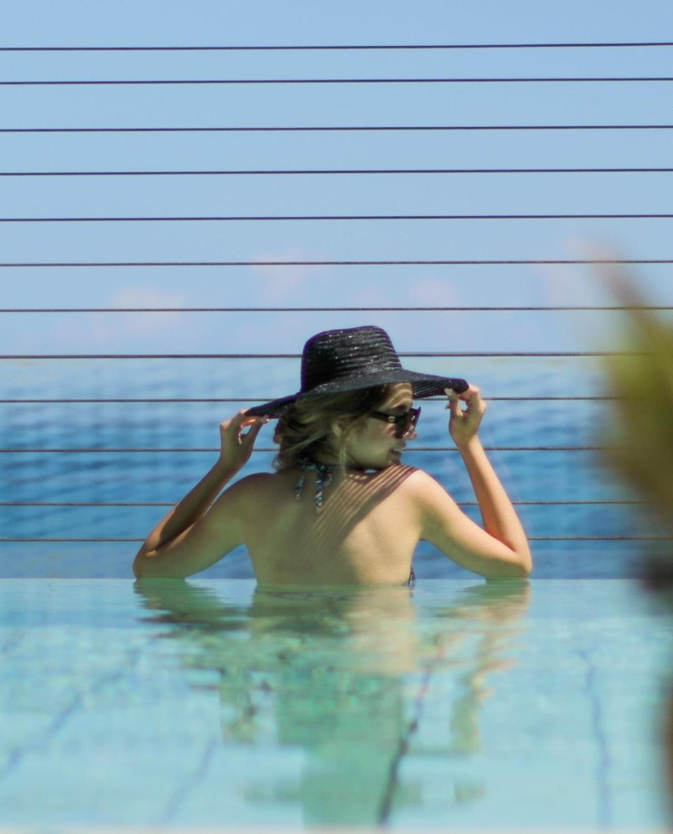 Gefinor Rotana - Beirut Hotel Eksteriør billede A woman wearing a sun hat