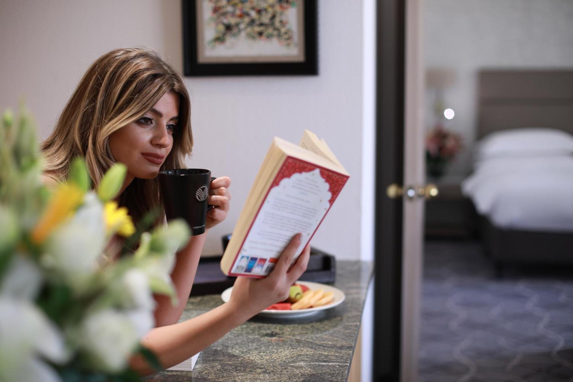 Gefinor Rotana - Beirut Hotel Eksteriør billede A woman reading a book
