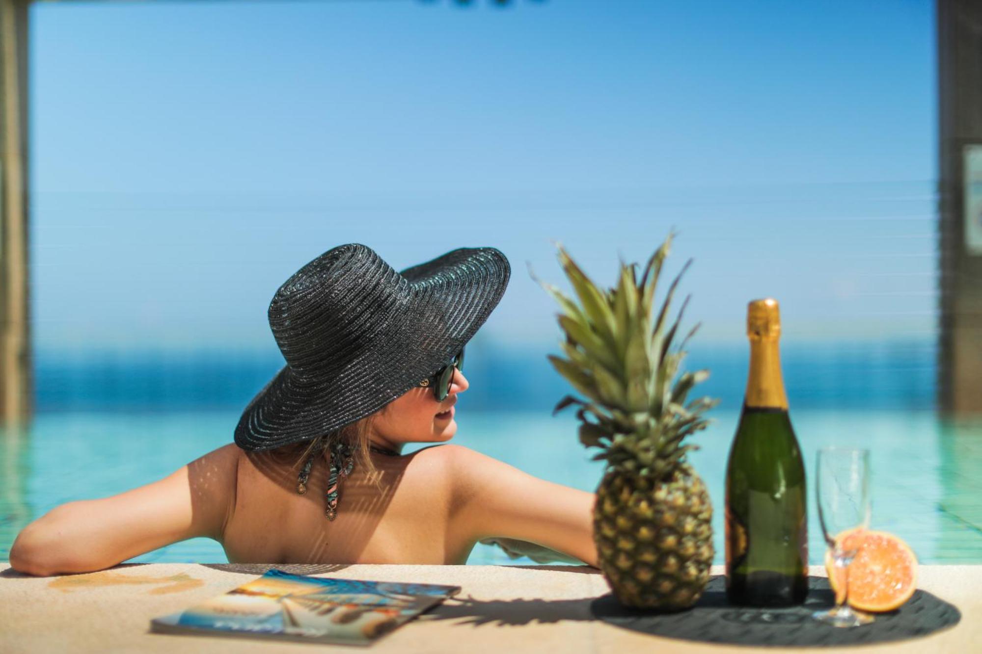 Gefinor Rotana - Beirut Hotel Eksteriør billede A woman sunbathing