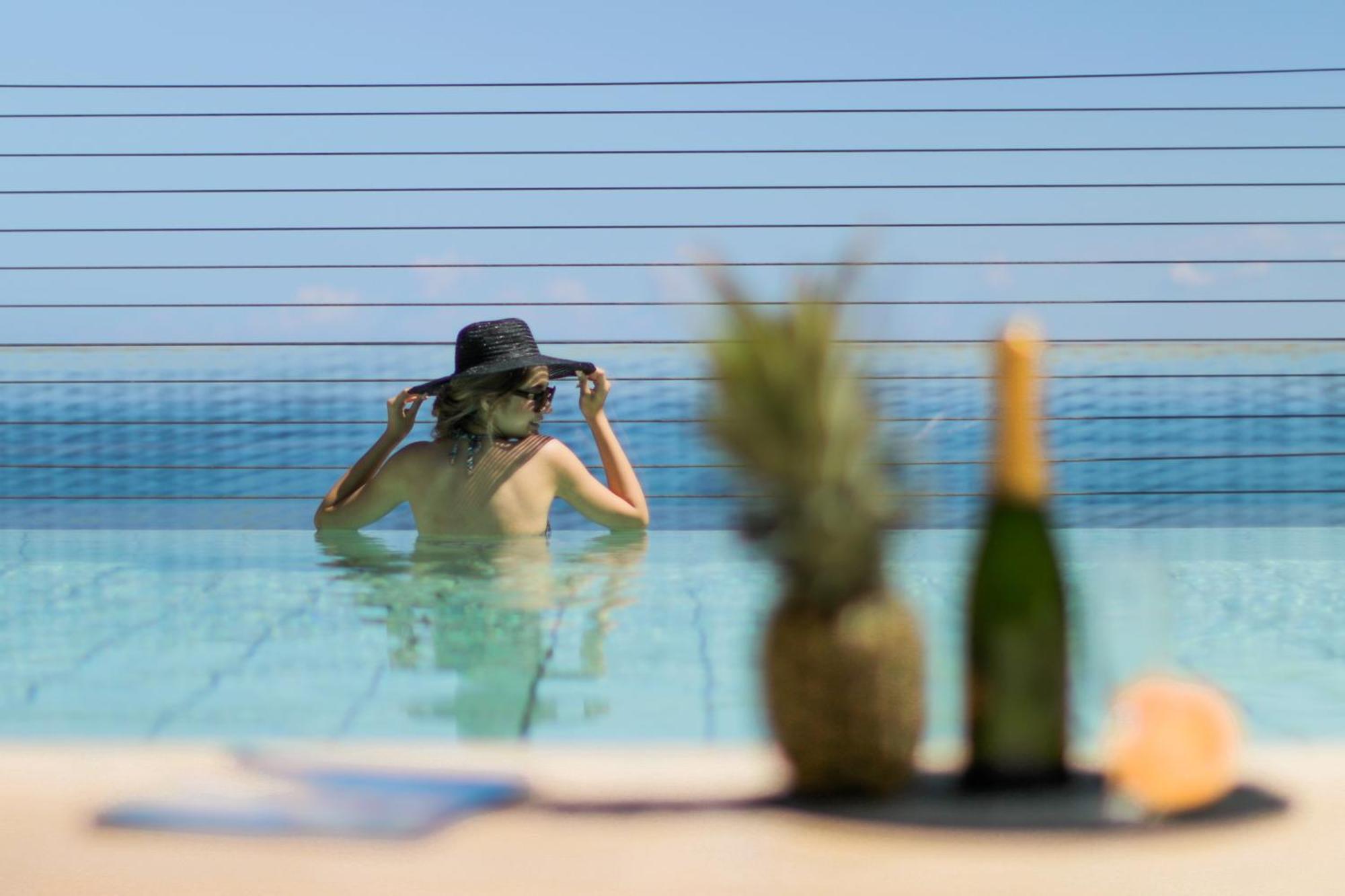 Gefinor Rotana - Beirut Hotel Eksteriør billede A woman in a swimming pool