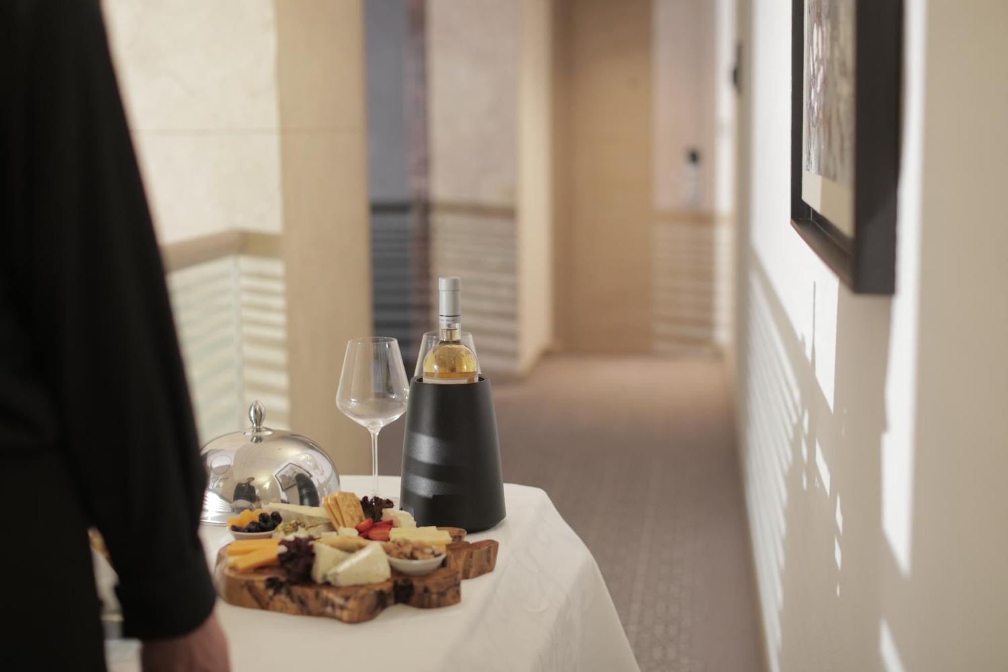 Gefinor Rotana - Beirut Hotel Eksteriør billede A room service tray