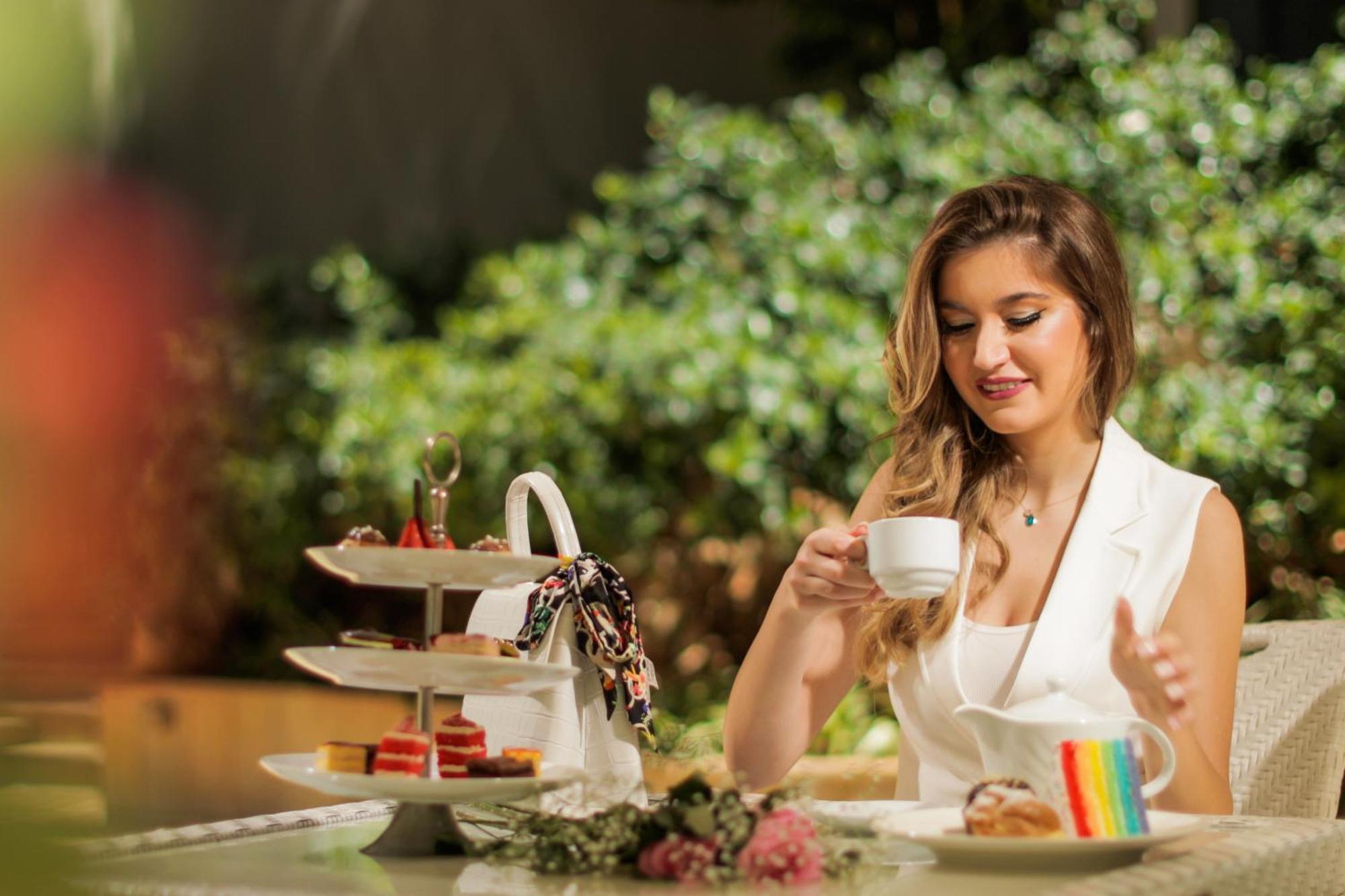 Gefinor Rotana - Beirut Hotel Eksteriør billede A woman drinking tea