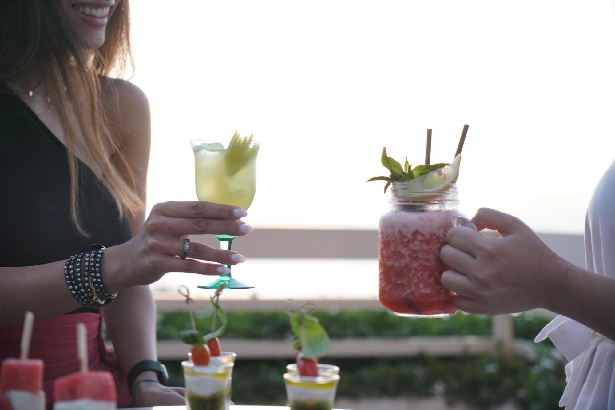 Gefinor Rotana - Beirut Hotel Eksteriør billede Two people holding cocktails