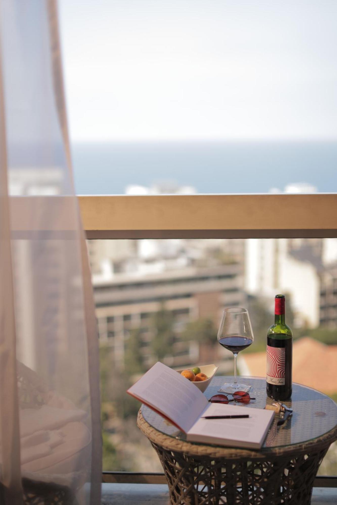Gefinor Rotana - Beirut Hotel Eksteriør billede A wine bottle and glass