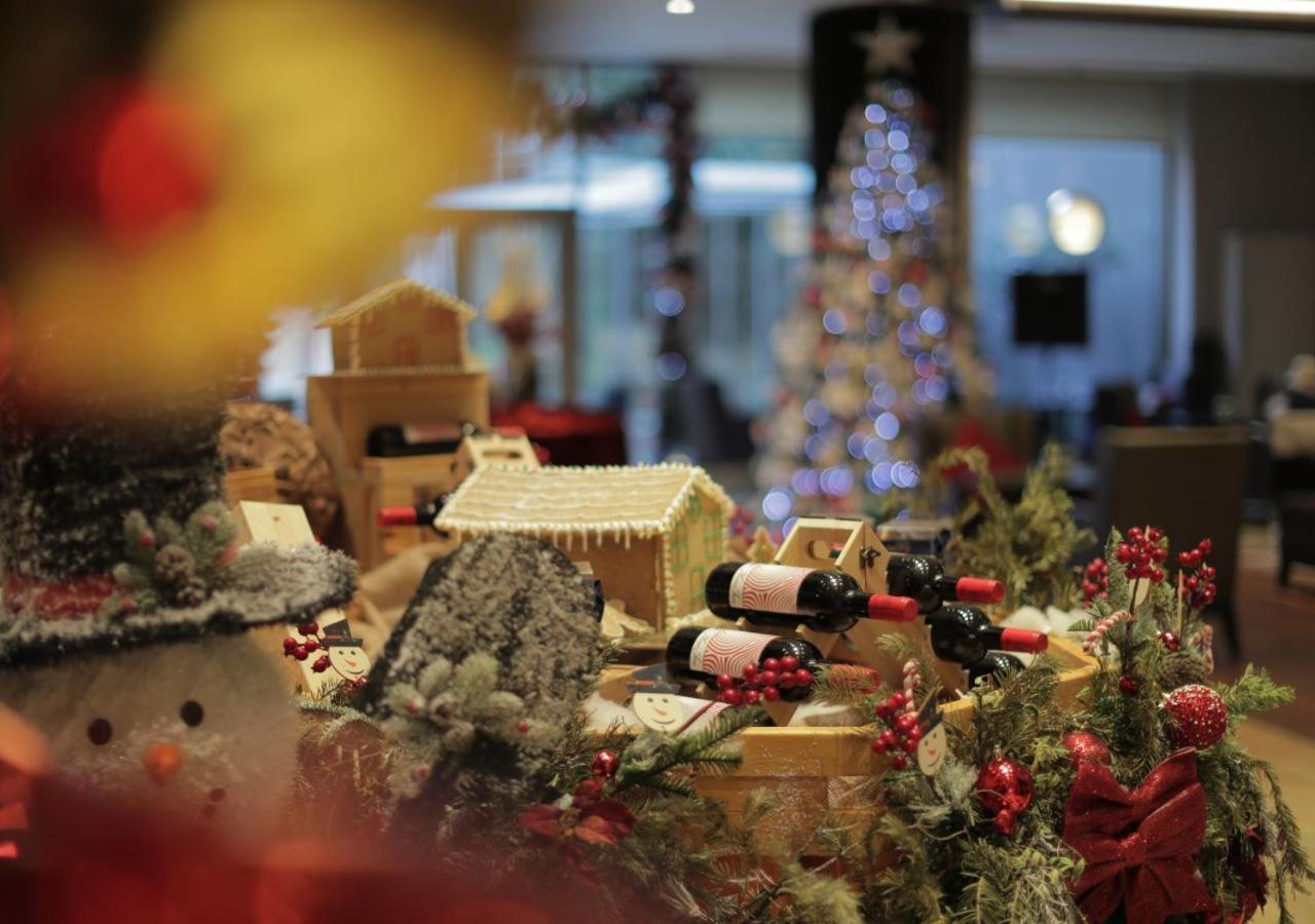 Gefinor Rotana - Beirut Hotel Eksteriør billede A Christmas display at the hotel