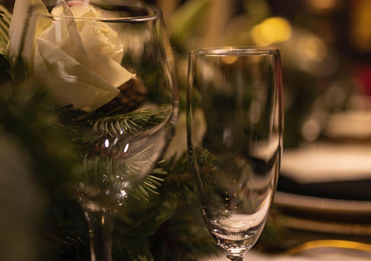Gefinor Rotana - Beirut Hotel Eksteriør billede Champagne flutes