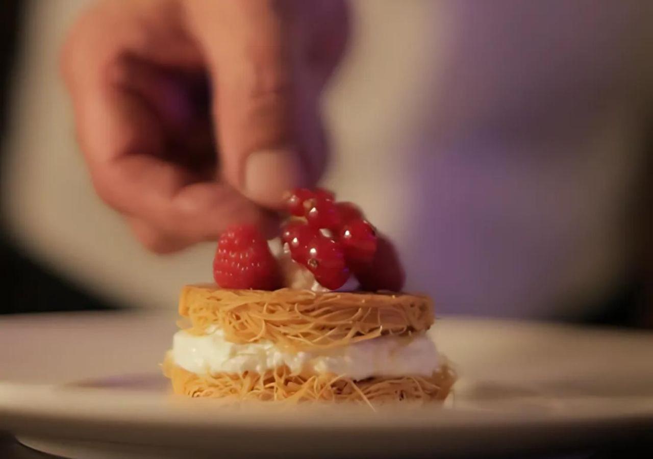 Gefinor Rotana - Beirut Hotel Eksteriør billede A pastry chef finishing a dessert